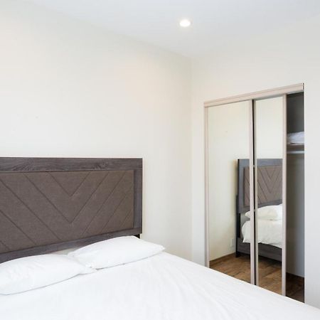Three-Bedroom Hollywood Condo Los Angeles Esterno foto